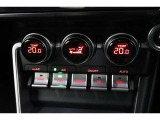 運転席と助手席、それぞれ温度調節ができ、オールシーズン快適なオートエアコンとなっております!