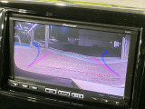 【バックカメラ】駐車時に後方がリアルタイム映像で確認できます。大型商業施設や立体駐車場での駐車時や、夜間のバック時に大活躍!運転スキルに関わらず、今や必須となった装備のひとつです!