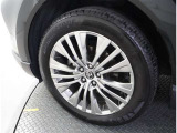 かっこいいホイールですね。 車のイメージを大きく左右するホイール部分はコダワリを持ちたいですね。