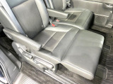 【オットマン付セカンドシート】足を延ばしてリラックスしたいときに便利なオットマン!ロングドライブや仮眠の際にもゆったり快適にお過ごしいただけます♪