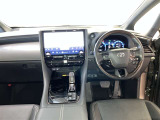 運転席は見やすく整理され、ナビも美しく装着され操作性にも優れています!