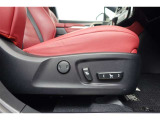 運転席にはパワーシートが付いております。パワーシートは指先1つで操作出来るためチカラの弱い女性の方でもシートに座ったまま操作出来ます♪