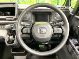 インテリアに合わせたデザインのステアリングは、運転される方のことも考え、運転しやすい形状、大きさです。是非一度、実際に触ってお確かめください。