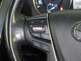ステアリングスイッチ付きで、運転中に視線を前に向けたまま操作できます。
