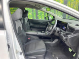 運転席まわりには十分なスペースがあり、大柄な方でもゆったり運転していただける環境です。