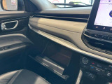 車検証セットを入れるのにちょうどいいグローブボックス。ETC2.0車載器
