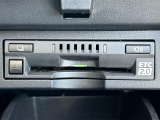 【ETC2.0(DSRC/ITSスポット)】ETCカードを挿入すれば料金所はノンストップで通過できます。ETC限定の割引や、高速道路の情報提供サービスを利用できます。