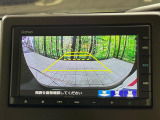 【バックカメラ】駐車時に後方がリアルタイム映像で確認できます。大型商業施設や立体駐車場での駐車時や、夜間のバック時に大活躍!運転スキルに関わらず、今や必須となった装備のひとつです!