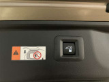パワーバックドアは荷物の出し入れがしやすい優れものです!スイッチひとつで重いバックドアが締まります!日用品の大量買い出しにも大活躍します!