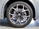 BMWの純正アロイホイールは軽量かつ強度にも優れているホイールで走行性能を引き上げる設計になっております。足元にもBMWは妥協がなくこだわっている個所になります。