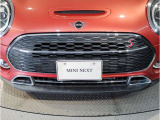 MINIのフロントグリルのデザインはイギリスで生まれた当初から、シルバーのサイドバーが折り重なった伝統的なデザインで御座います。その伝統はBMWのお車になってからでも少しずつ形を変えて守られております
