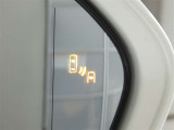 隣車線を走る車両をレーダーで検知し、ドアミラーでは確認しにくい後側方エリアに存在する車両に加え、急接近してくる車両も検知します。車両を検知するとドアミラーに搭載されたLEDインジケーターが点灯します。