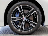 BMWの純正アロイホイールは軽量かつ強度にも優れているホイールで走行性能を引き上げる設計になっております。足元にもBMWは妥協がなくこだわっている個所になります。