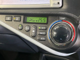 【オートエアコン】一度お好みの温度に設定すれば、車内の温度を検知し風量や温度を自動で調整。暑い&hellip;寒い&hellip;と何度もスイッチ操作をする必要はありません。快適な車内空間には必須の機能ですね♪