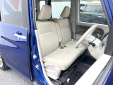 運転席まわりには十分なスペースがあり、大柄な方でもゆったり運転していただける環境です。