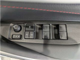パワーウィンドウのスイッチですよ。 運転席に居ながら窓を開け閉めのコントロールできますよ。 ロック機能で、子供がイタズラして窓を開けるという事も無くなりますよ。
