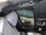 解放感を感じることができるムーンルーフ。屋外の気持ち良い風や日差しとり込み車内空間を明るくします。