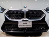 【キドニーグリル】BMWは約90年もの間、ほぼ全ての車両にひと目でBMWだと分かるこの特徴的なフロントグリルが備えられ、デザイン・アイコンとして親しまれてきました。