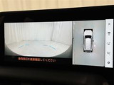 パノラミックビューモニターシステムが付いているので車の上から見た映像が確認できますよ。 一目で車両周辺の情報を確認できますが、直接安全をご確認下さい。