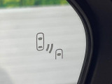 【ブラインドスポットモニター】走行中、ドアミラーの死角になりやすい箇所に後続車が接近するとサイドミラーのレンズに警告を表示!ドライバーに注意喚起をしてくれます。