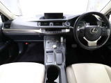 上質で落ち着いた印象のインパネ。視界も広々で運転しやすいです。