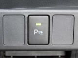 障害物に近づくと、警告音(ピーピー音)やディスプレイ表示で運転者に知らせ、安全な駐車をサポートします。