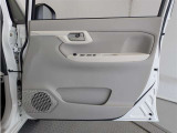 運転席ドア内張はご覧の通り。ドアポケットの収納もバッチリです