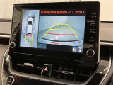 車庫入れなど後進運転時に死角をモニターで確認ができて安全です♪ ステアリング操作の参考になるガイド線も表示しますので車庫入れがニガテな方も安心ですネ!