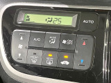 【オートエアコン】一度お好みの温度に設定すれば、車内の温度を検知し風量や温度を自動で調整。暑い&hellip;寒い&hellip;と何度もスイッチ操作をする必要はありません。快適な車内空間には必須の機能ですね♪