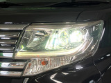 【LEDヘッドライト】悪天候や夜間走行時も良好な視界を確保し安心して運転できる高輝度LEDヘッドライトを装備!点灯速度が早く、消費電力も抑えられています。