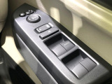 【電動格納ミラー】サイドミラーは電動格納式となっており、狭い駐車場でもキズがつくリスクを抑えられます。