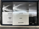 スマートキーは鍵をバッグに入れたままでもドアロックの開閉やエンジンのON・OFFができます。夜間や雨の日も鍵を探さなくて良いので便利です。