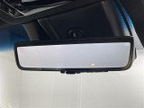 【デジタルルームミラー】車両後方カメラの映像をルームミラーに映すことが出来ます。 そのため、後席に人や荷物があって後方が見えづらい場合でもしっかり視界を確保することが出来ます。