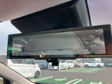スマートルームミラー◆積載物などで、さえぎられがちなルームミラーの後方視界。車内状況に関わらず車両後方にあるカメラの映像をルームミラーに映し出します!もちろん夜や悪天降雨でもクリアな後方視界を確保!