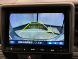 リバースギアに入れるだけで後方の表示へ切り替わります。夜間や雨の日の駐車も楽になりますよ。