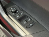 運転席ドアに集約されたパワーウィンドスイッチで全窓をスマートに操作できます。