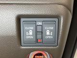 リアドアは乗り降りに便利な両側電動スライドドアです。また運転席に座っていながらスイッチ操作で自在にスライドドアを開け閉めできます。