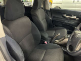 運転席の画像です。足元やシートまわりに余裕があり、リラックスした姿勢で運転が可能です。視界も良好で操作系へのアクセスもしやすく、快適で安心感のあるドライブをサポートします。