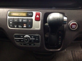 オートマチックシフトレバーは、手になじみ操作しやすい形状で安全運転にもつながります♪