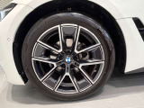 BMWの純正アロイホイールは軽量かつ強度にも優れているホイールで走行性能を引き上げる設計になっております。足元にもBMWは妥協がなくこだわっている個所になります。