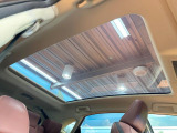 【パノラマルーフ】大型のガラスルーフ搭載で車内の解放感が一気にアップ!開放的なドライブをお楽しみいただけます。