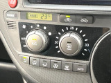 【オートエアコン】一度お好みの温度に設定すれば、車内の温度を検知し風量や温度を自動で調整。暑い&hellip;寒い&hellip;と何度もスイッチ操作をする必要はありません。快適な車内空間には必須の機能ですね♪