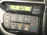 【オートエアコン】一度お好みの温度に設定すれば、車内の温度を検知し風量や温度を自動で調整。暑い&hellip;寒い&hellip;と何度もスイッチ操作をする必要はありません。快適な車内空間には必須の機能ですね♪