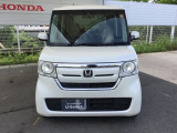 狭い駐車場でも、スライドドアならチャイルドシートへのお子さまの乗降や荷物の積載もスムーズ。とても便利な【助手席側。電動スライドドア】ドアハンドを少し引くだけでリアドアが自動開閉します。