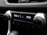 車内の温度管理に便利なオートエアコン☆