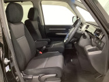 女性でも運転がしやすいように、シートの高さ調整機能(シートリフター)がついています。広い足元にゆったり座れるシートには肘掛も装備しており長距離の運転でも疲れにくいシートです。