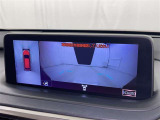 パノラミックビューモニターを装備。駐車場や交差点でクルマを真上から見るように周囲を確認できます。機能の詳細は販売店スタッフまでおたずねください。