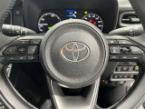 運転中に便利なステアリングスイッチ。前方車両との間隔を維持しながら追従するレーダークルーズコントロール付き。