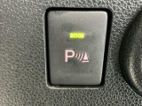 パーキングセンサーシステムは走行中に障害物が迫ると音と表示でお知らせ、低速走行時時の安心感を高めます