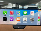 お手元のスマートフォンと接続して頂く事で使用可能な「Apple CarPlay/Android Auto」電話の応答は勿論、メッセージの受信やLINE、音楽接続からナビアプリの使用まで幅広く活躍致します。